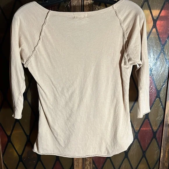 ✨2 for $20✨ Khaki/beige 3/4 length graphic t shirt with green and orange print. - Picture 7 of 8